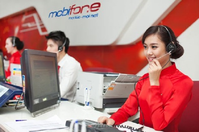 Nhân viên chăm sóc khách hàng tại mobifone tận tình giải đáp mọi thắc mắc của khách hàng